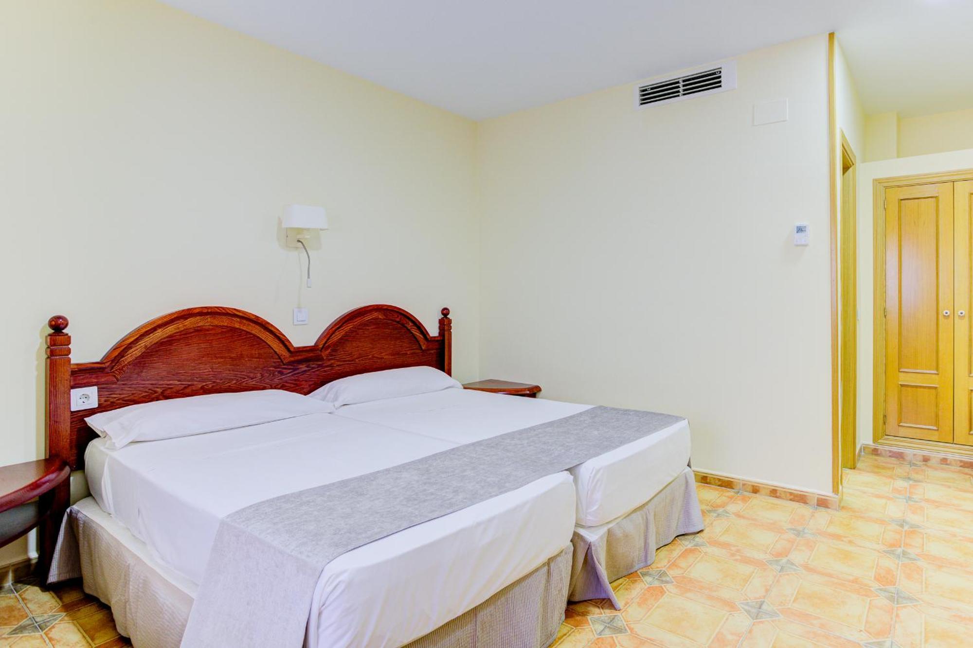 Hotel Pizarro Уманес-де-Мадрид Экстерьер фото